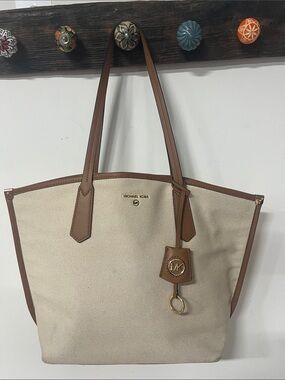 Michael Kors Jane Large Logo Tote Signature Coated Canvas Vanilla / Acorn